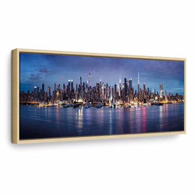 New york nights – naturfärgad ram. Många upplysta skyskrapor speglas i blått vatten under en mörknande himmel.