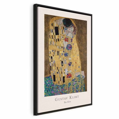Gustav klimt the kiss – svart ram. Två figurer omfamnar varandra i ett guldfärgat, mönstrat motiv med ljus marginal och tryckt konstnärstext.