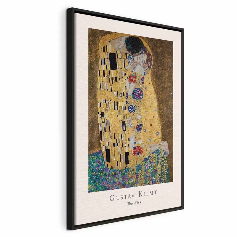 Gustav klimt the kiss – svart ram. Två figurer omfamnar varandra i ett guldfärgat, mönstrat motiv med ljus marginal och tryckt konstnärstext.