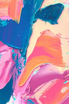 Energetic shapes dynamic oil – motivvy. Breda, måleriska färgdrag i rosa, blått, gult och orange ger en stående bild med tydliga överlappningar.