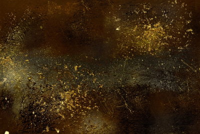 Golden constellation wide – motivvy. Små guldfärgade prickar och disiga fält ligger spridda över en mörkt brun och svart bakgrund.