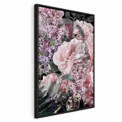 Among flowers blooming – svart ram. Stora mjuka rosor och mindre blomklasar i rosa och vitt omges av grågröna blad.