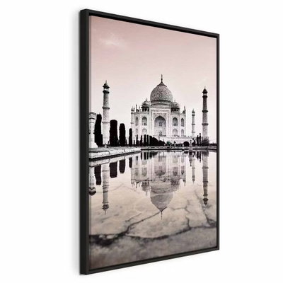 Taj mahal vertical – svart ram. Den ljusa byggnaden och dess minareter speglas i vatten under en blekt rosa himmel.