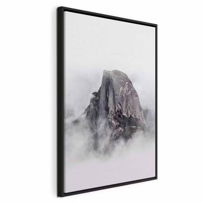 Half dome vertical – svart ram. En brant, rundad grå klippformation höjer sig ur ett tätt lager av vita moln.