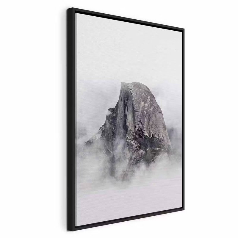 Half dome vertical – svart ram. En brant, rundad grå klippformation höjer sig ur ett tätt lager av vita moln.