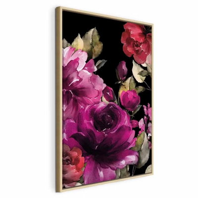 Midsummer vertical – naturfärgad ram. Mörkrosa och violetta blommor med små gröna blad fyller en svart bakgrund.