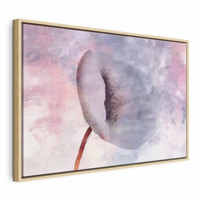Windy flower wide – naturfärgad ram. En ljus, skålformad blomma och en tunn rödaktig stjälk framträder mot en mjukt skiftande rosa och grå bakgrund.
