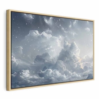 Astral calm stars scattered – naturfärgad ram. Stora vita och grå moln ligger under en blekt blågrå himmel med små, ljusa stjärnpunkter.