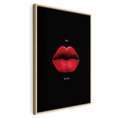 Red lips black background – naturfärgad ram. Ett par röda läppar och liten ljus typografi framträder mot en svart bakgrund.