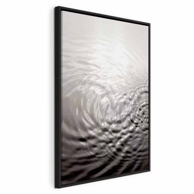 Water surface vertical – svart ram. Runda ringar breder ut sig över en vattenyta i ett motiv med svarta, vita och grå toner.