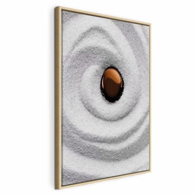 Karesansui vertical – naturfärgad ram. Koncentriska spår i vit sand omger en slät brun sten i en avskalad komposition.