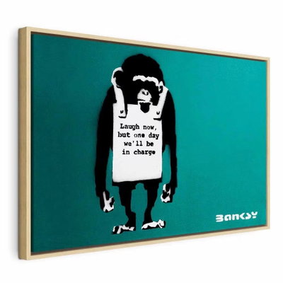 Angry monkey vertical – naturfärgad ram. En svartvit apa bär en vit skylt med engelsk text mot en turkosgrön bakgrund med tryckta bokstäver nedtill.