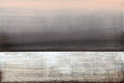 Pink dawn wide – motivvy. Ett mörkt horisontellt band skiljer en ljus, rosagrå himmelsyta från ett silvergrått nedre fält.