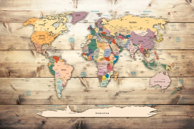 World map colourful – motivvy. Länder i milda pastellfärger ligger över en tryckt bakgrund av horisontella bruna träplankor.