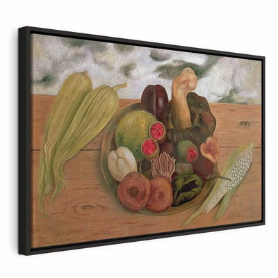 Frida kahlo the fruits of – svart ram. Uppskurna och hela frukter, en majskolv och gröna växtdelar ligger samlade i ett jordfärgat stilleben.