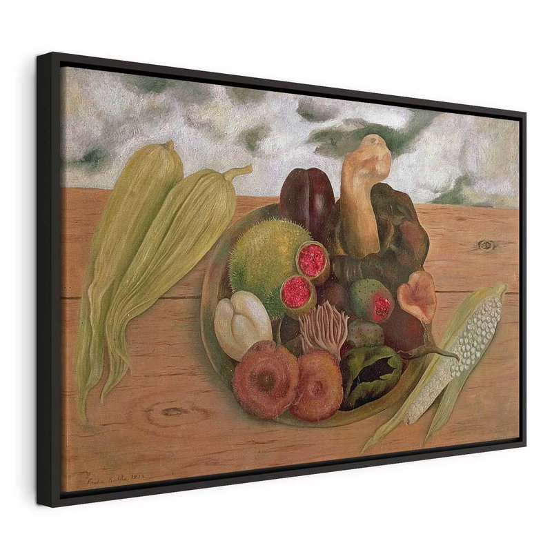 Frida kahlo the fruits of – svart ram. Uppskurna och hela frukter, en majskolv och gröna växtdelar ligger samlade i ett jordfärgat stilleben.