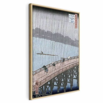 Utagawa hiroshige sudden – naturfärgad ram. Små gestalter går över en träbro i tätt, lodrätt regn. Gråblått vatten och mörka linjer präglar bilden.