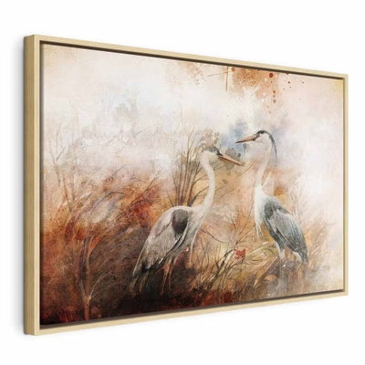 Herons on the hunt wide – naturfärgad ram. Två gråvita hägrar står i högt gräs återgivet med lösa penseldrag i brunt, orange och crème.