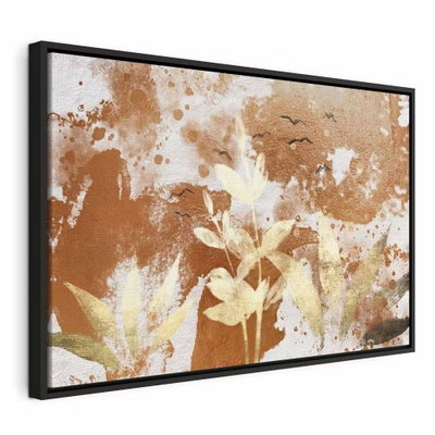 Rural atmosphere wide – svart ram. Ljusa blommor och blad möter vita färgstänk över en bred, rostbrun bakgrund.