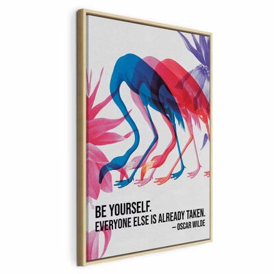 Colorful flamingos – naturfärgad ram. Rosa, blå och röda flamingoliknande fåglar böjer långa halsar över det engelska citatet Be yourself.