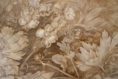 Floral ornaments carved in – motivvy. Täta blommor och blad bildar ett brunt, skulpterat utseende med tydliga skuggor. Reliefverkan finns i tryckmotivet.