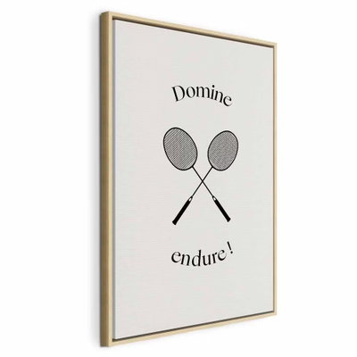 Black badminton rackets – naturfärgad ram. Två grå racketar ligger mellan de svarta orden Domine och endure! på en ljus crèmefärgad botten.