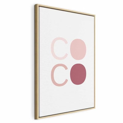 Pink coco vertical – naturfärgad ram. Rundade bokstäver och cirkelfält i flera rosa nyanser bildar ett luftigt typografiskt motiv på vitt.