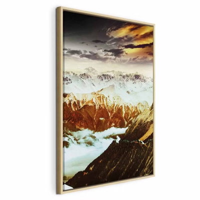 Copper mountains vertical – naturfärgad ram. Kantiga berg i brunt, koppar och vitt sträcker sig under en mörk himmel med gula ljusstråk.