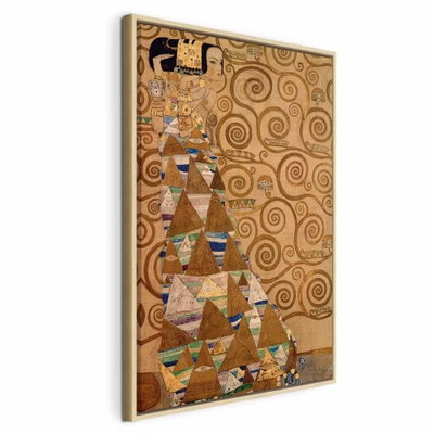 Gustav klimt expectation – naturfärgad ram. En kvinna i en geometriskt mönstrad dräkt står framför täta gulbruna spiraler och dekorativa former.
