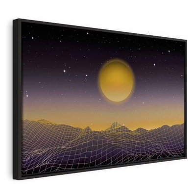 Futuristic landscape wide – svart ram. Ett gult rutnätslandskap sträcker sig mot en stor gul planet under en mörkgrå stjärnhimmel.