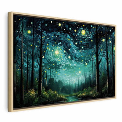 Starry night a contemporary – naturfärgad ram. Mörka trädstammar ramar in en blågrön natthimmel med många små gulaktiga ljuspunkter.