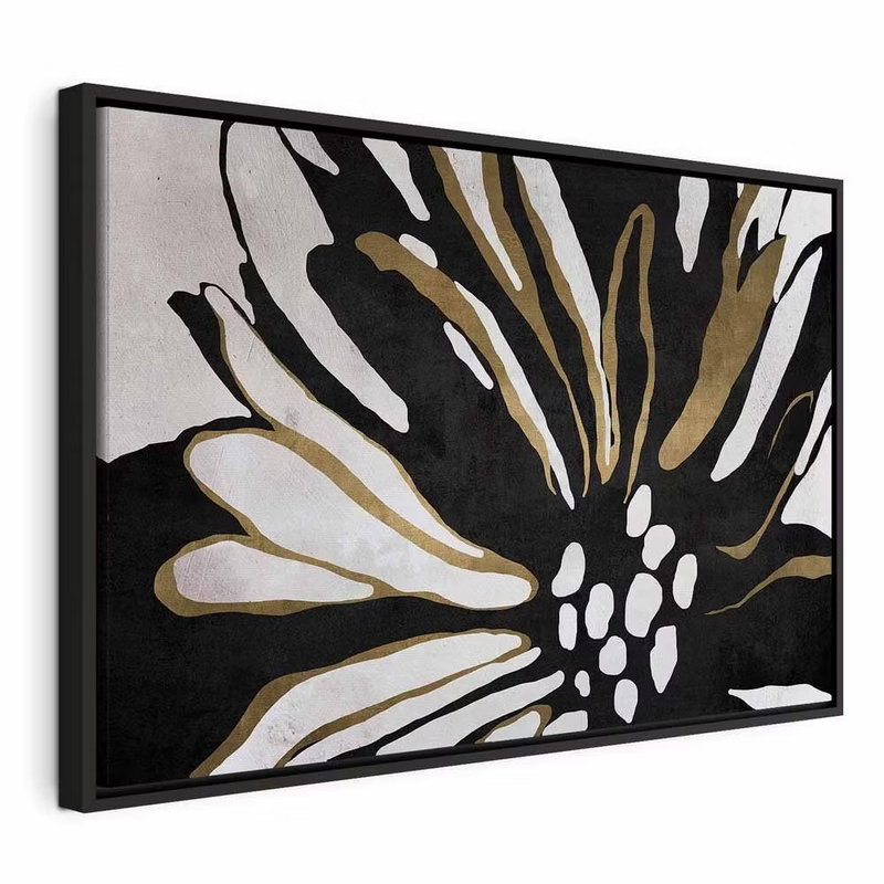 Flower of the night wide – svart ram. En kraftigt beskuren blomform med vita och guldfärgade linjer breder ut sig över en svart bildyta.