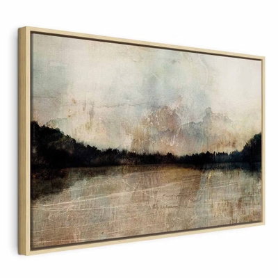 Exceptional peace wide – naturfärgad ram. En låg, mörk trädridå speglas i stilla vatten under en disig himmel i beige och grågrönt.