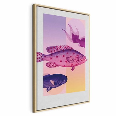 Fish in pastels stylized – naturfärgad ram. Stiliserade rosa, lila och blå fiskar ligger över raka pastellfält i gult, rosa och violett.