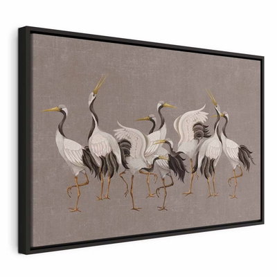 Crane dance bright – svart ram. Flera långbenta fåglar med vita och grå fjädrar och gula näbbar står tillsammans mot gråbrun botten.