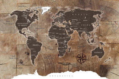 World map wooden mosaic – motivvy. En mörkbrun världskarta med ljusa landgränser och en kompassros ligger över en sliten beige och brun, texturerad bakgrund.