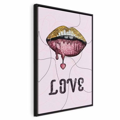 Liquid lips vertical – svart ram. Rosa och guldfärgade läppar med droppformade detaljer ligger ovanför ordet LOVE på ljus botten.