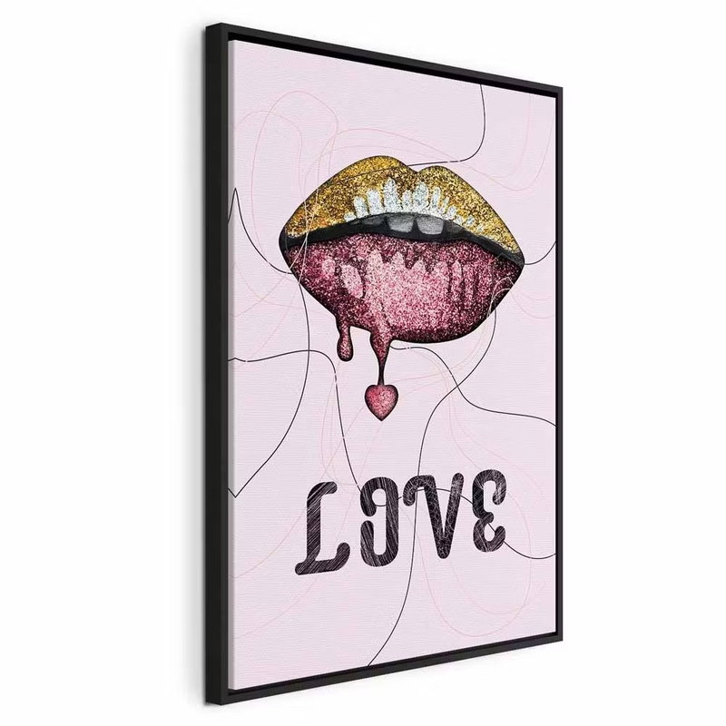 Liquid lips vertical – svart ram. Rosa och guldfärgade läppar med droppformade detaljer ligger ovanför ordet LOVE på ljus botten.