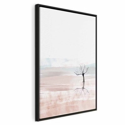 Watercolor landscape – svart ram. Ett ensamt kalt träd står i ett blekt rosa landskap med en gråblå horisont.