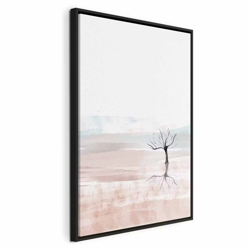 Watercolor landscape – svart ram. Ett ensamt kalt träd står i ett blekt rosa landskap med en gråblå horisont.
