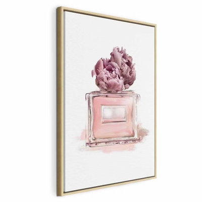 Parisian dream vertical – naturfärgad ram. En ljusrosa glasflaska och en stor blomma ligger mot en vit bakgrund med mjuka rosa skuggor.