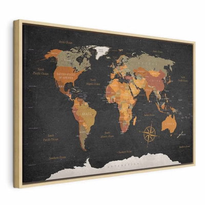 World map secrets of the – naturfärgad ram. Orange och grå landytor framträder mot mörkgrått tillsammans med kartlinjer och en kompassros.