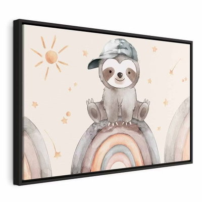Happy sloth sloth in subdued – svart ram. En liten tecknad sengångare med keps sitter på en dämpat rosa och grå regnbåge bland små stjärnor.