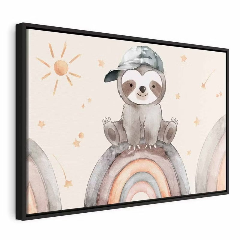 Happy sloth sloth in subdued – svart ram. En liten tecknad sengångare med keps sitter på en dämpat rosa och grå regnbåge bland små stjärnor.