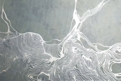Harmony of lines wide – motivvy. Tunna vita linjer löper tätt över en grågrön botten och bildar vågformer, förgreningar och nivåliknande mönster.