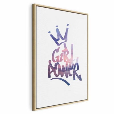 Girl power vertical – naturfärgad ram. Orden GIRL POWER och en krona återges med kraftiga rosa, blå och lila penselliknande bokstäver på vitt.