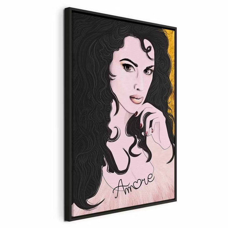 Amore mio vertical – svart ram. En kvinna med långt svart hår och markerade ögon återges mot rosa med en gul kant och handskriftsliknande text.