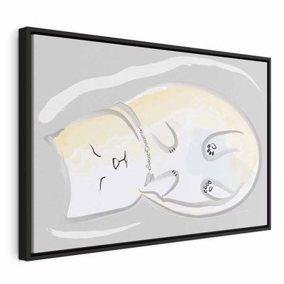 Sleepy kitty vertical – svart ram. En ljust grå och vit tecknad katt ligger på rygg med slutna ögon och uppdragna tassar. Blekgula färgskikt och den lilla texten Sweet Dreams omger figuren.