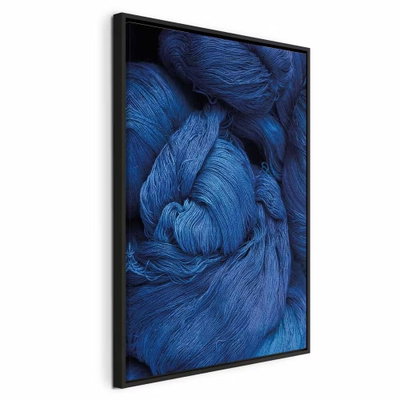 Blue worsted vertical – svart ram. Tjocka, tätt flätade och vridna blå garntrådar bildar ett mjukt, heltäckande mönster.