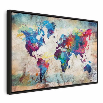 World map colourful madness – svart ram. Kontinenter i klara färger breder ut sig över en ljust crèmefärgad och turkos, målerisk bakgrund.